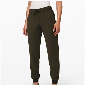 Lululemon on the fly joggers